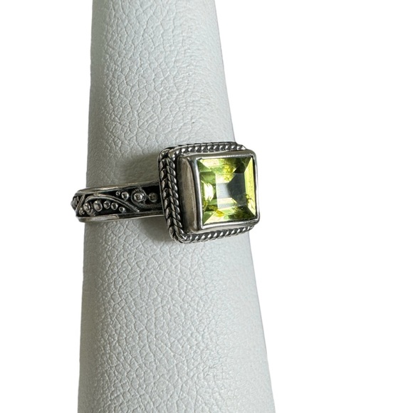 925 stamped silver and green ring. Artisan work around entire band. Size 5 - Picture 3 of 10